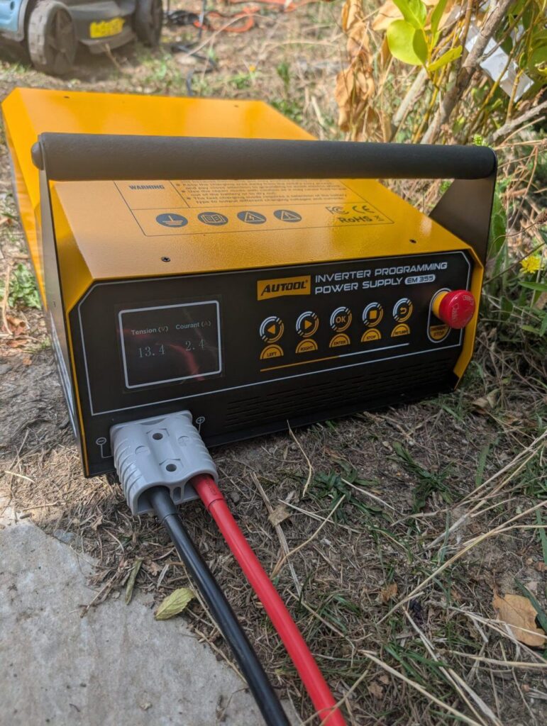 Alimentation stabilisée AUTOOL affichant 13,4 volts pendant la programmation d'une clé Mercedes