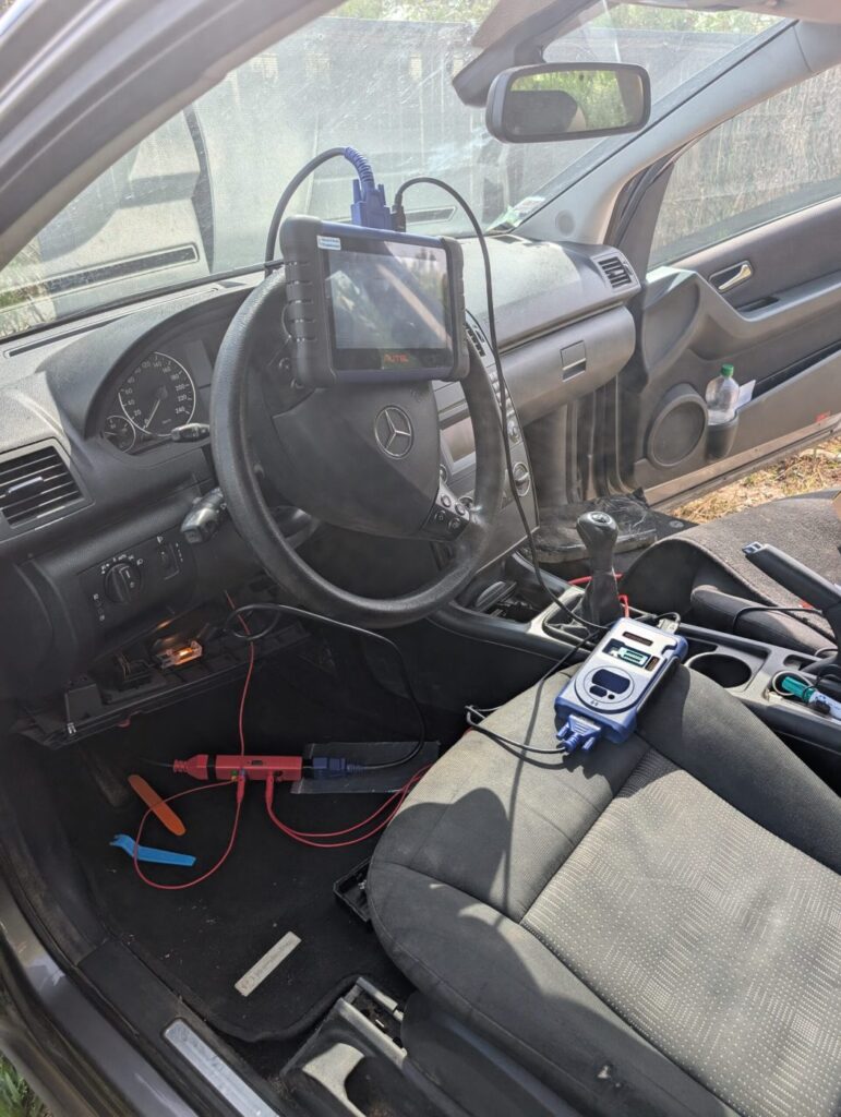 Valise Autel installée sur le volant d'une Mercedes Classe A lors d'une perte totale de clés